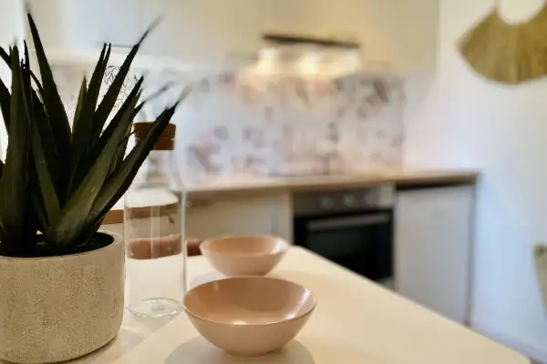 Rénovation d’un appartement aux tons chauds et contemporains