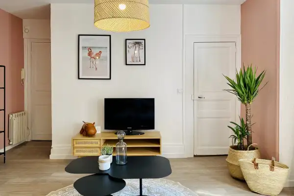 Rénovation d’un appartement aux tons chauds et contemporains
