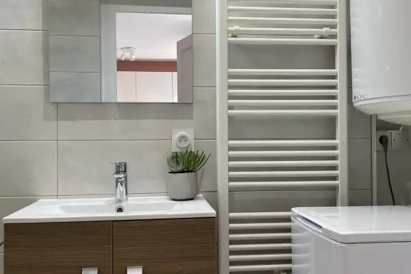 Rénovation d’un appartement aux tons chauds et contemporains