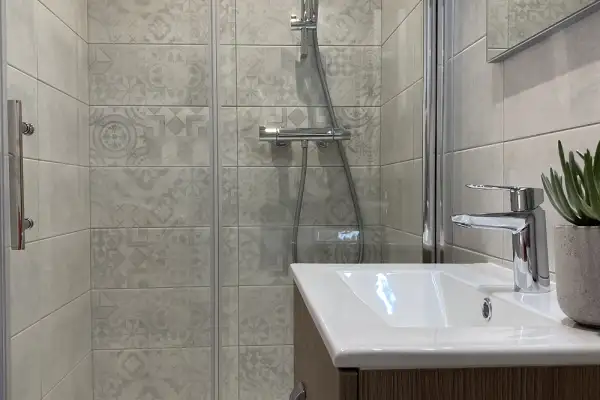 Rénovation d’un appartement aux tons chauds et contemporains