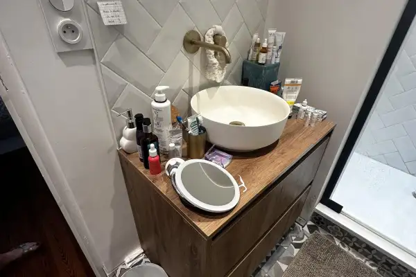 Salle de bain contemporaine : l’élégance des matières