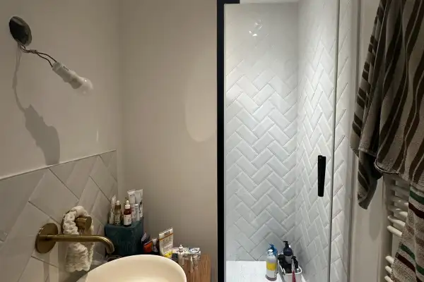 Salle de bain contemporaine : l’élégance des matières