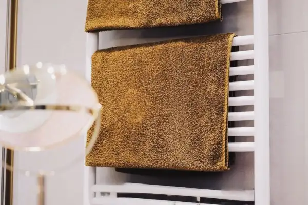 Salle de bain contemporaine : l’élégance des matières