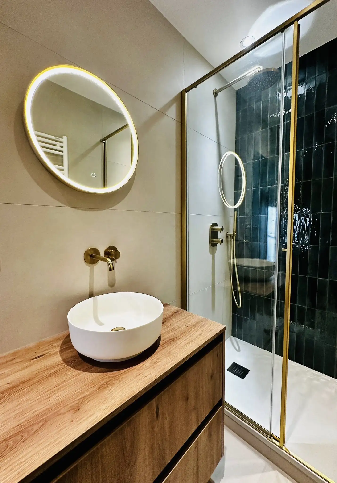 Salle de bain contemporaine : l’élégance des matières
