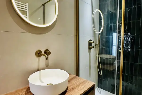 Salle de bain contemporaine : l’élégance des matières