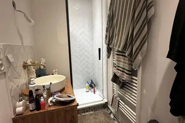 Salle de bain contemporaine : l’élégance des matières