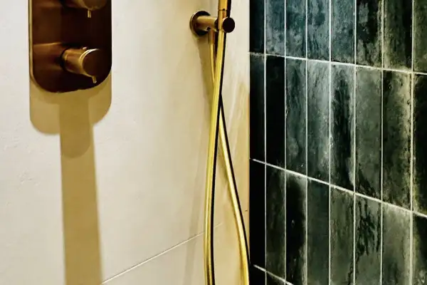 Salle de bain contemporaine : l’élégance des matières
