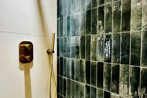 Salle de bain contemporaine : l’élégance des matières